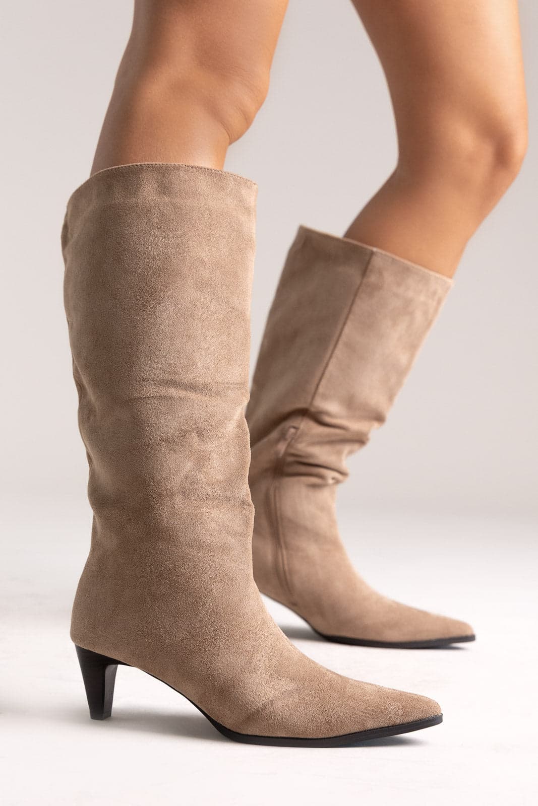 Ideal shoes Μυτερές μπότες με τακούνι kitten - 6377 - Taupe Σουέτ