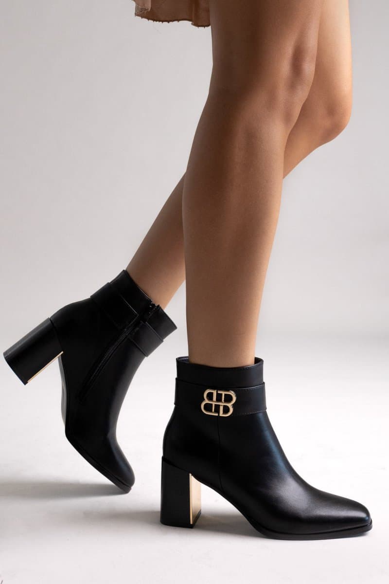Ideal shoes Μποτάκια με ψηλό χοντρό τακούνι - 6381A - Μαύρο Ματ