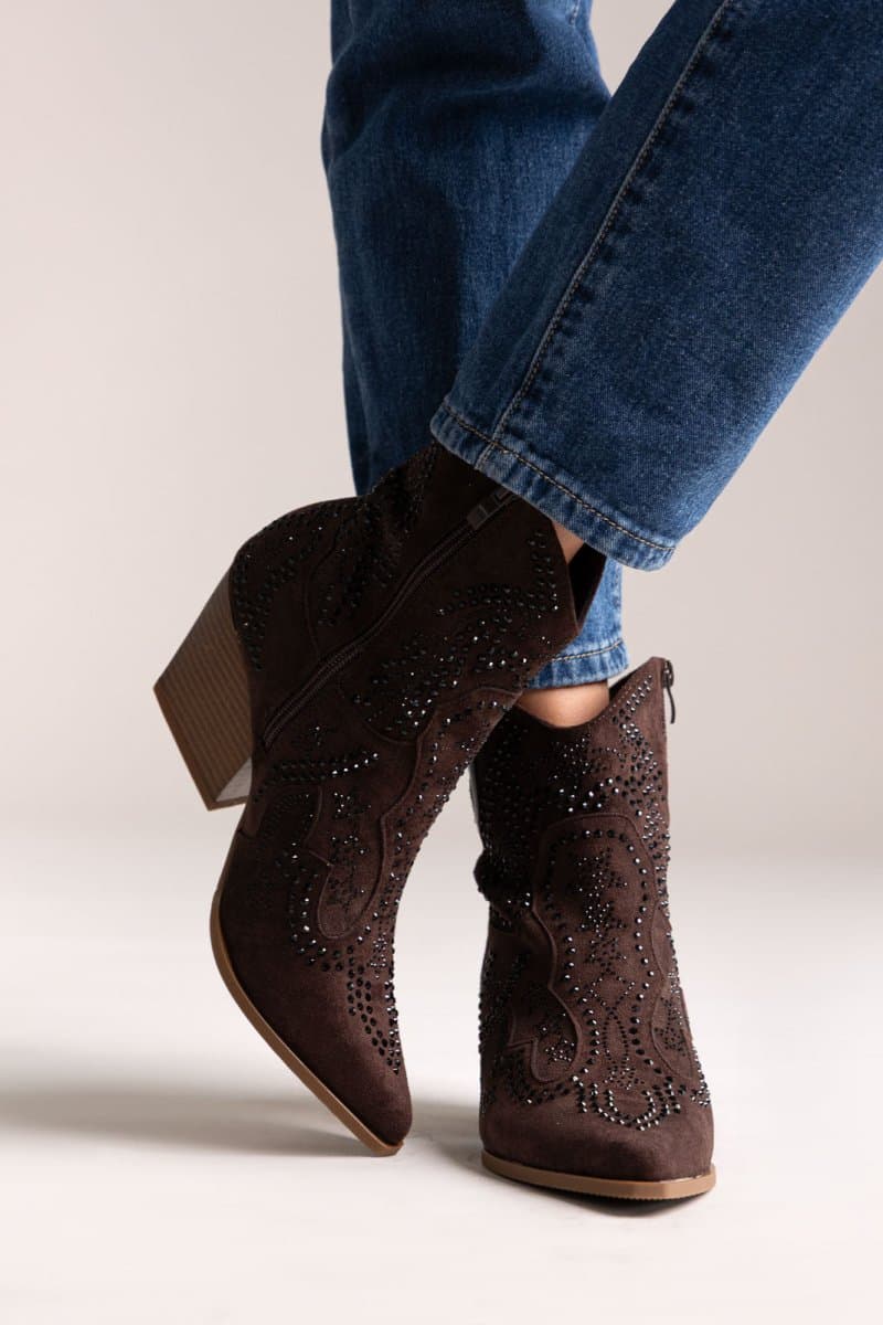 Ideal shoes Μποτάκια Κάουμποϋ με στρας - 9676A - Καφέ Σουέτ