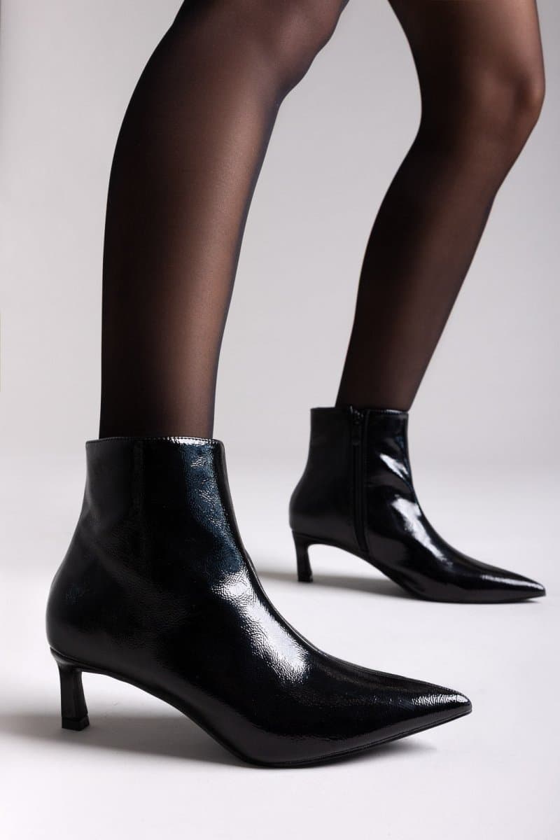 ERYNN Μποτάκια Λουστρίνι με χαμηλό τακούνι - 00-08 - Black Crinkled Patent