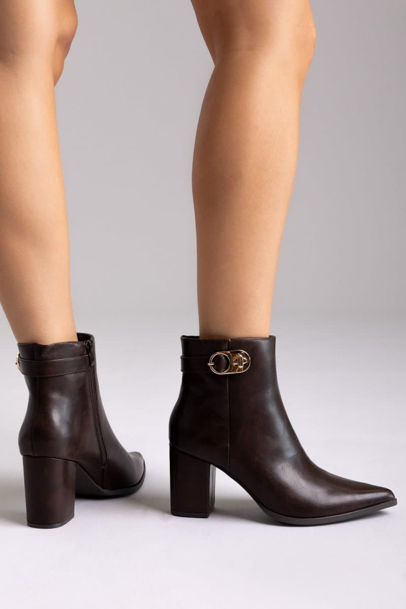 Ideal shoes Μυτερά μποτάκια αστραγάλου με μεταλλική λεπτομέρεια - 5850 - Σκούρο Καφέ Ματ