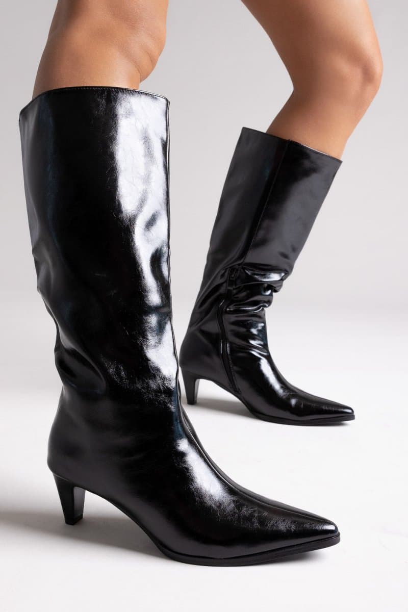 Ideal shoes Μυτερές Μπότες από Τσαλακωμένο Λουστρίνι με Χαμηλό Τακούνι - 6388 - Black Crinkled