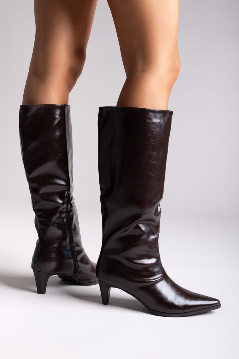 Ideal shoes Μυτερές Μπότες με Χαμηλό Τακούνι - 6388 - Brown Crinkled Patent
